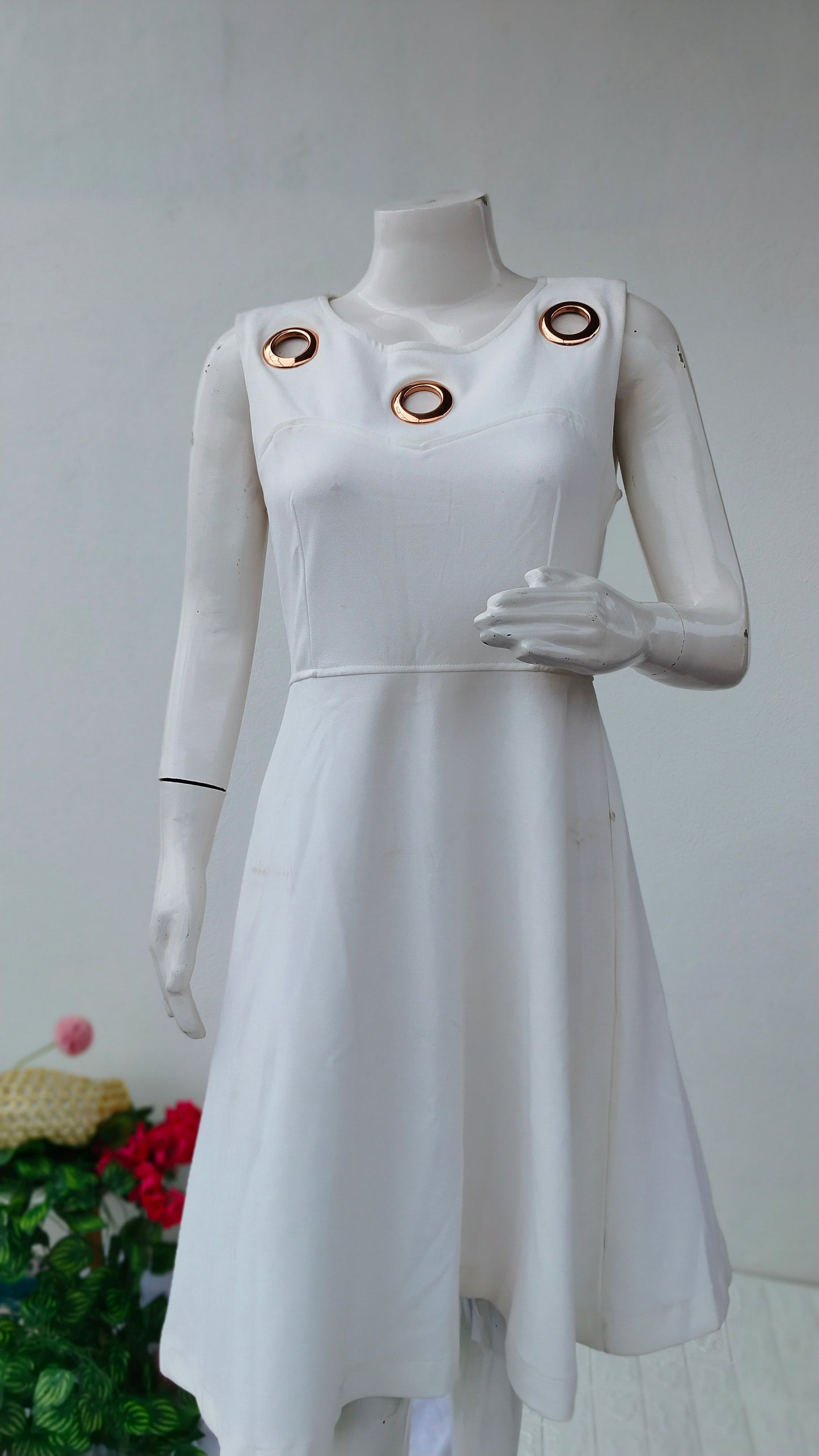 WHITE EMPIRE'S KNEE LONG DRESS