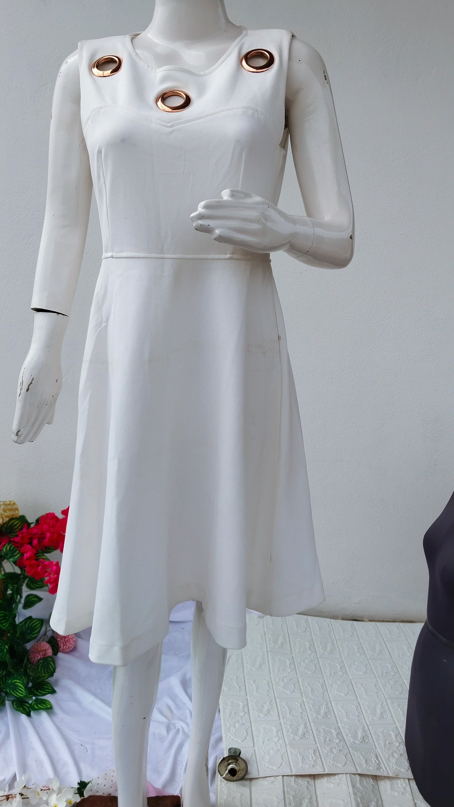 WHITE EMPIRE'S KNEE LONG DRESS