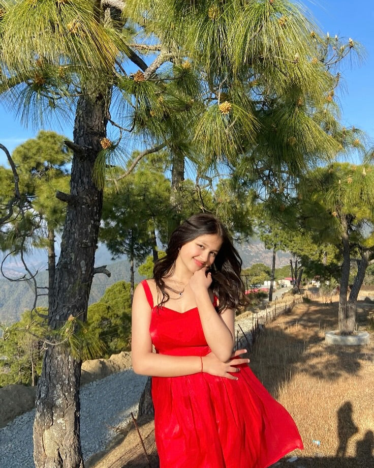 STUNNING SHINY RED DRESS