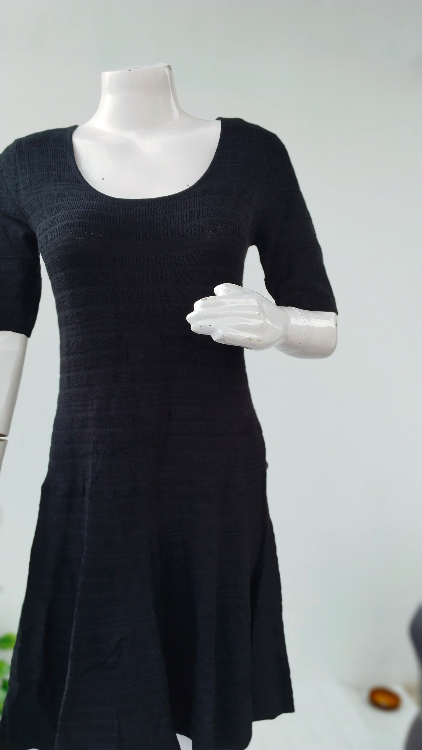 RIBBED BLACK SHORT SLEEVE FIT & FLARE DRESS