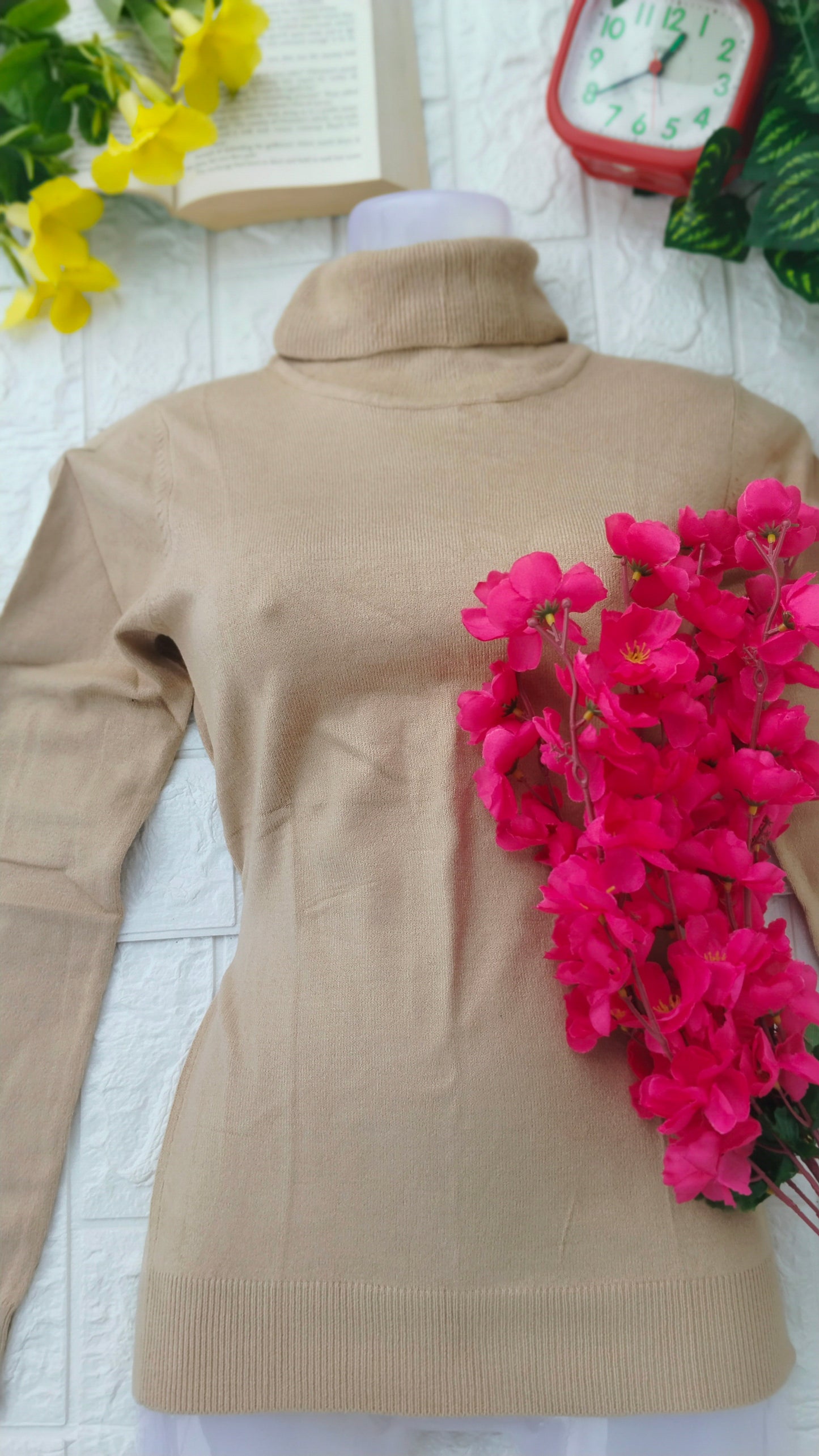 CREAM TURTLE NECK WINTER TOP