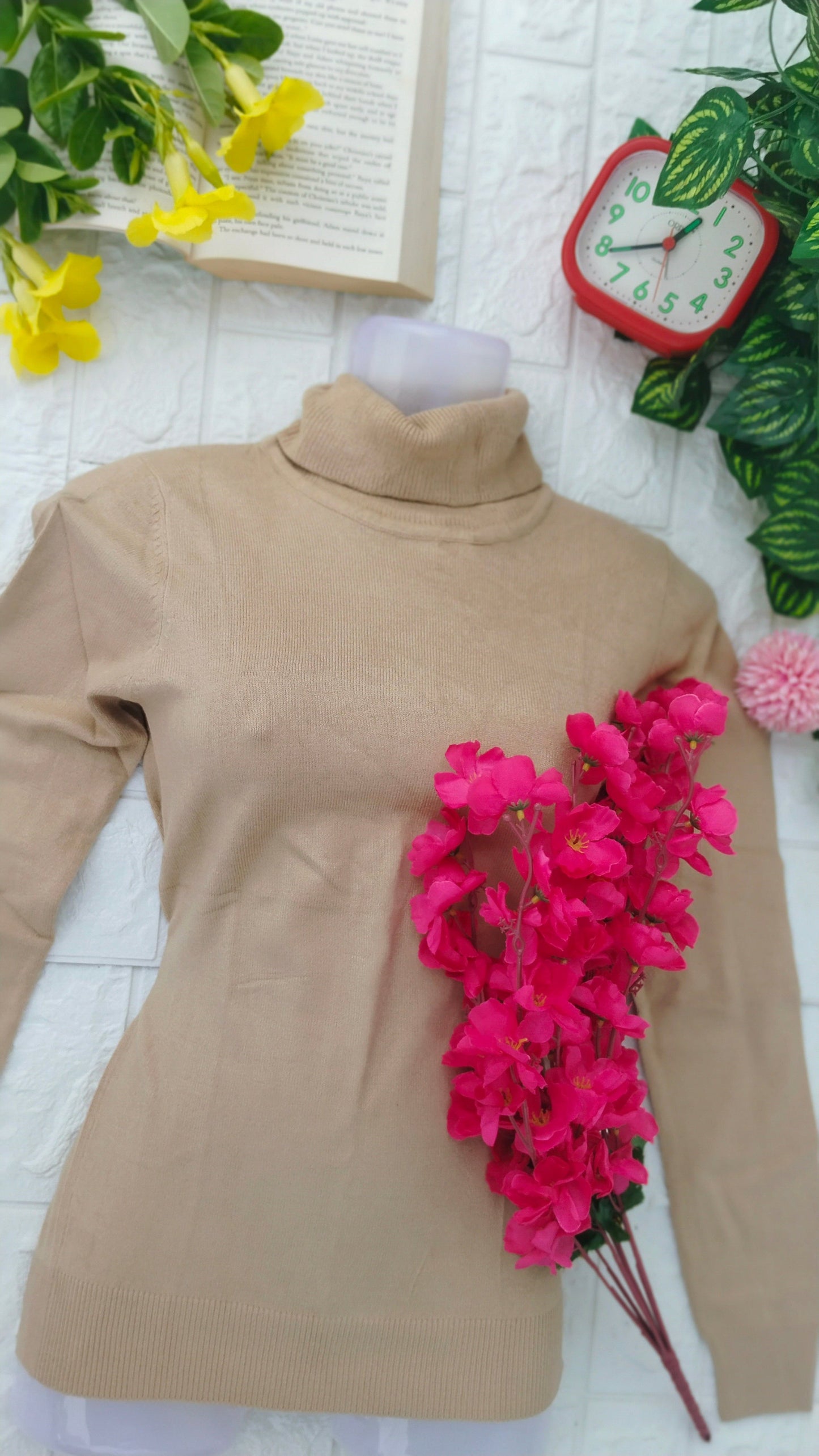CREAM TURTLE NECK WINTER TOP