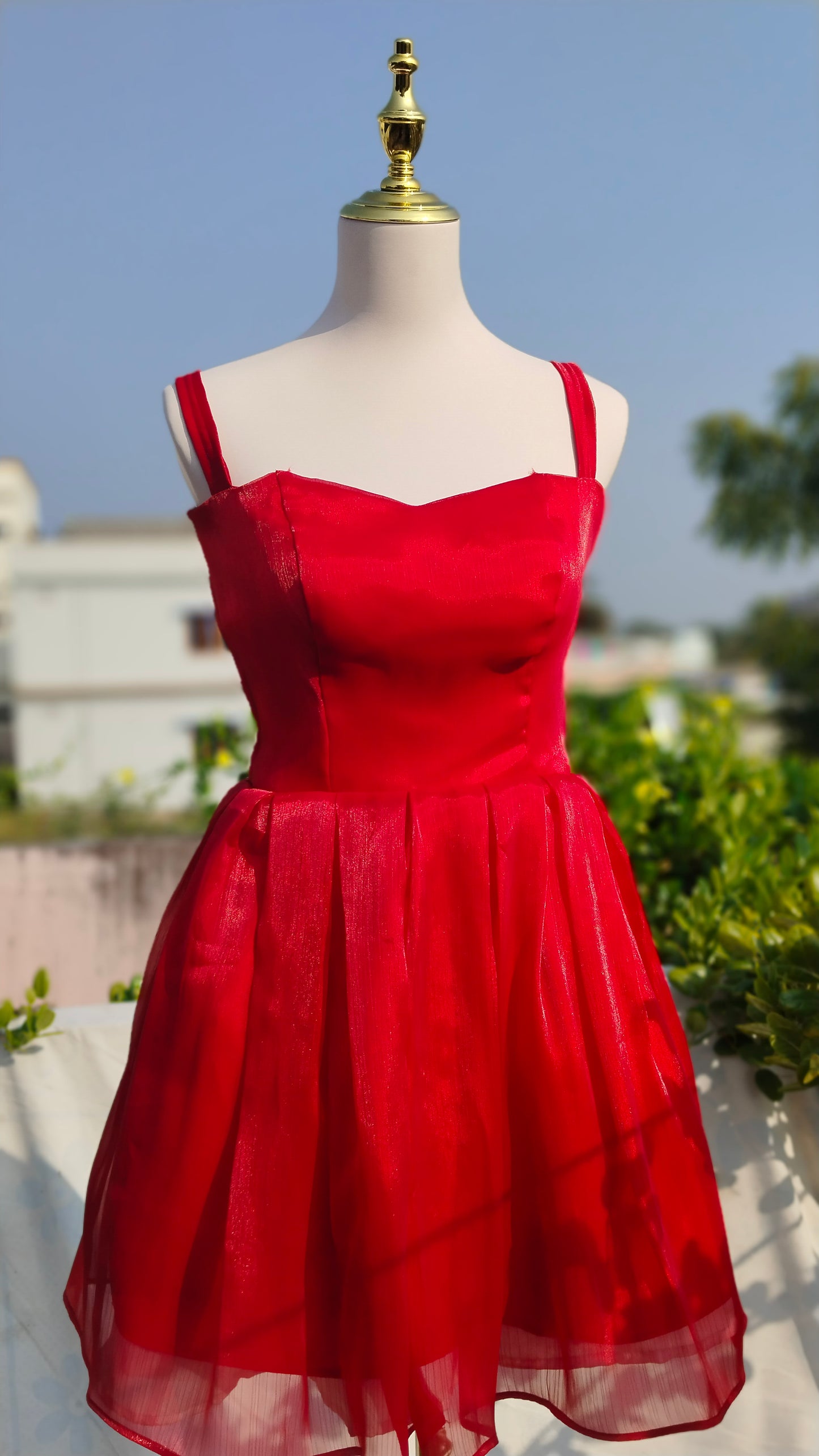 STUNNING SHINY RED DRESS