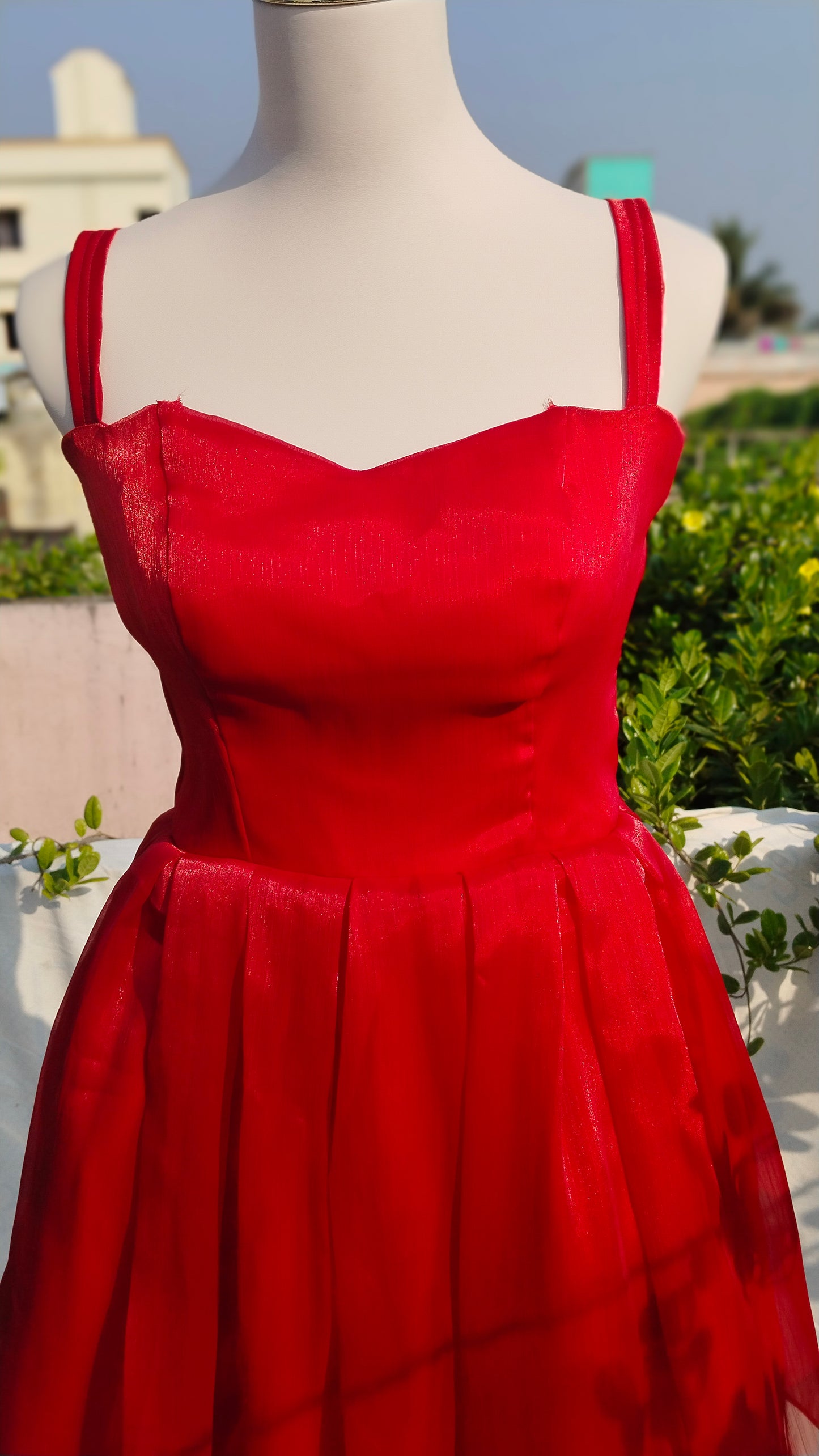 STUNNING SHINY RED DRESS